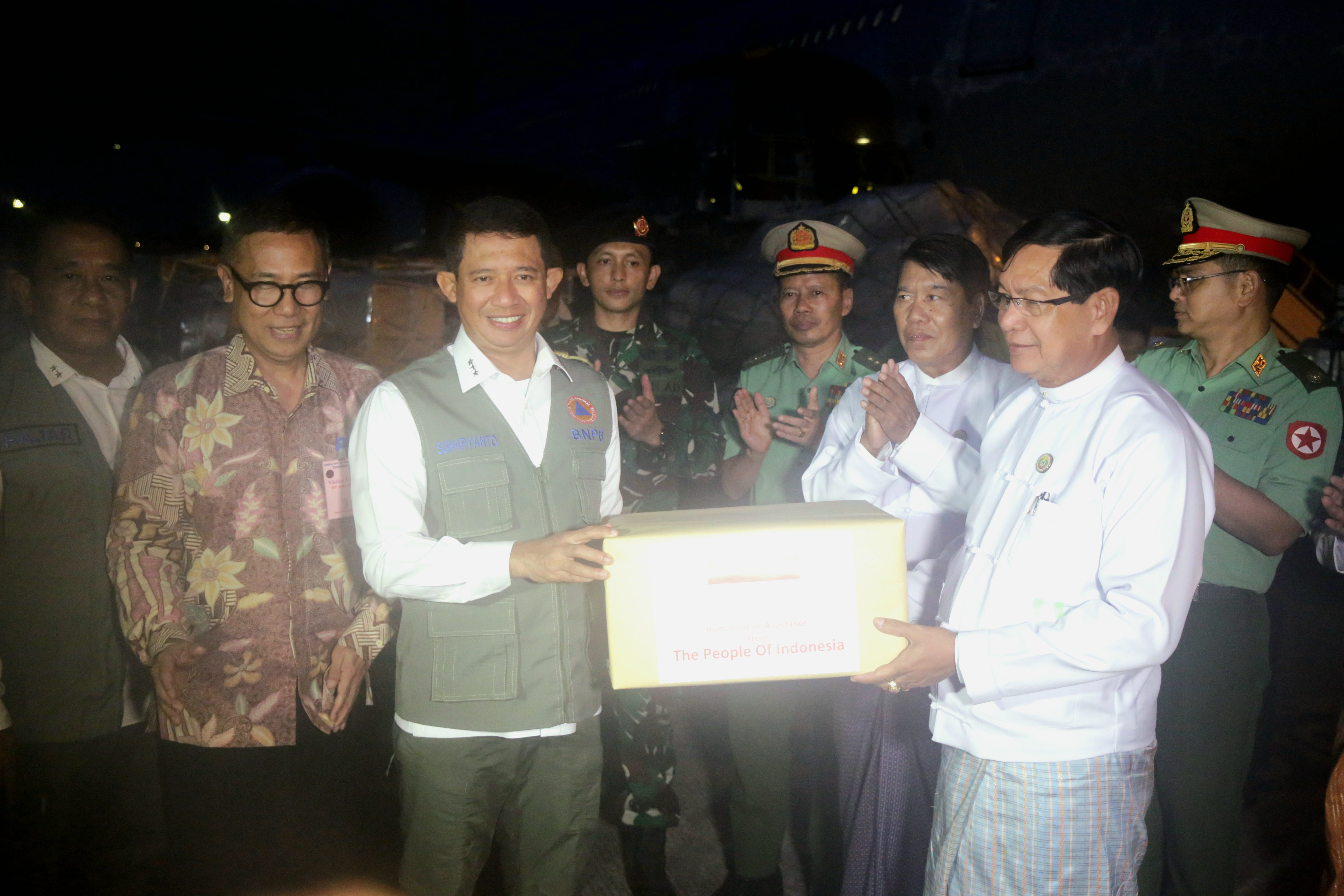 Kepala BNPB Letjen TNI Suharyanto S.Sos., M.M., (tiga kiri) saat menyerahkan bantuan kemanusiaan Masyarakat Indonesia secara simbolis kepada perwakilan pemerintah Myanmar di Yangon, Myanmar pada Senin Malam (26/6). 